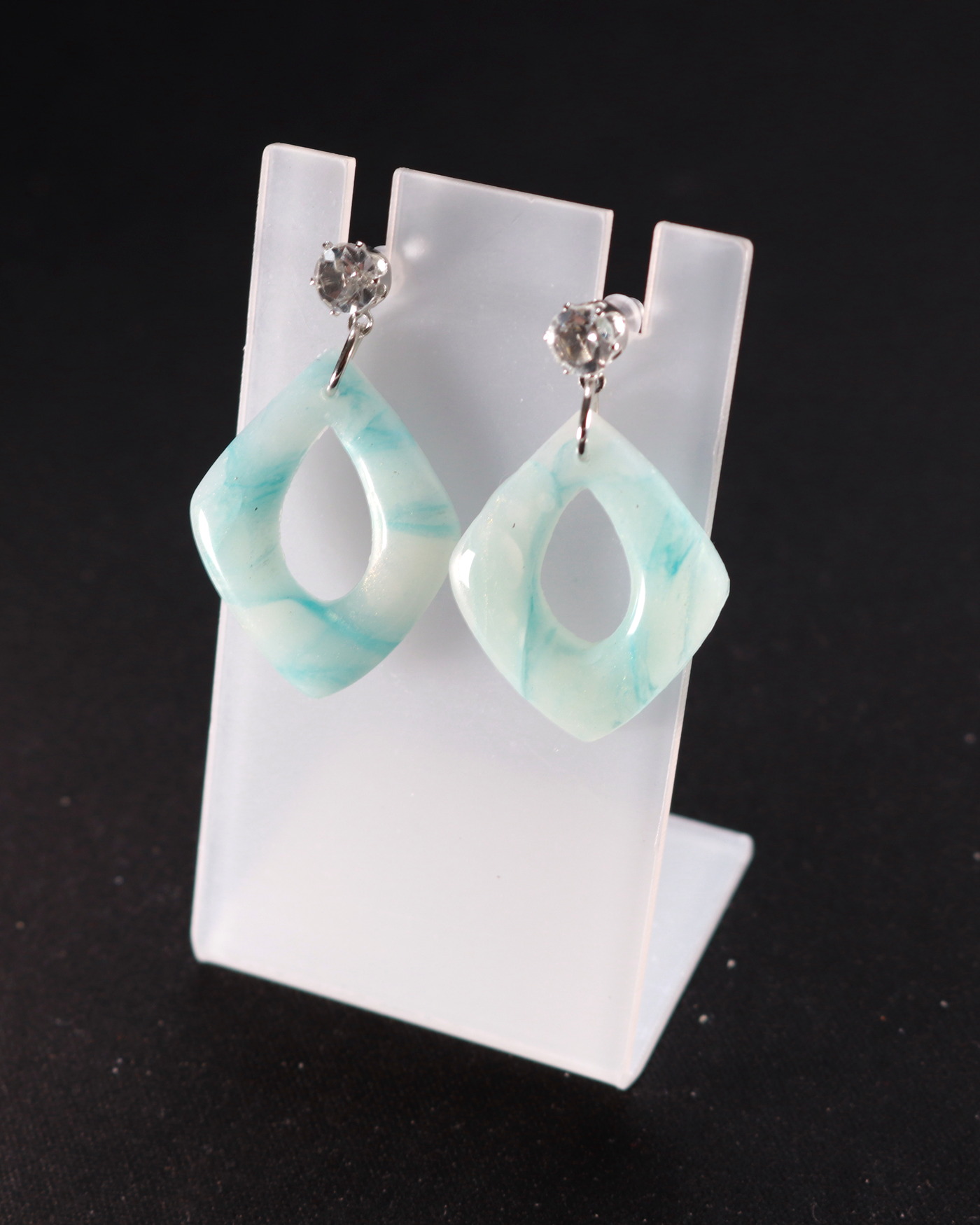Turquoise marbled earrings with a refined final crop